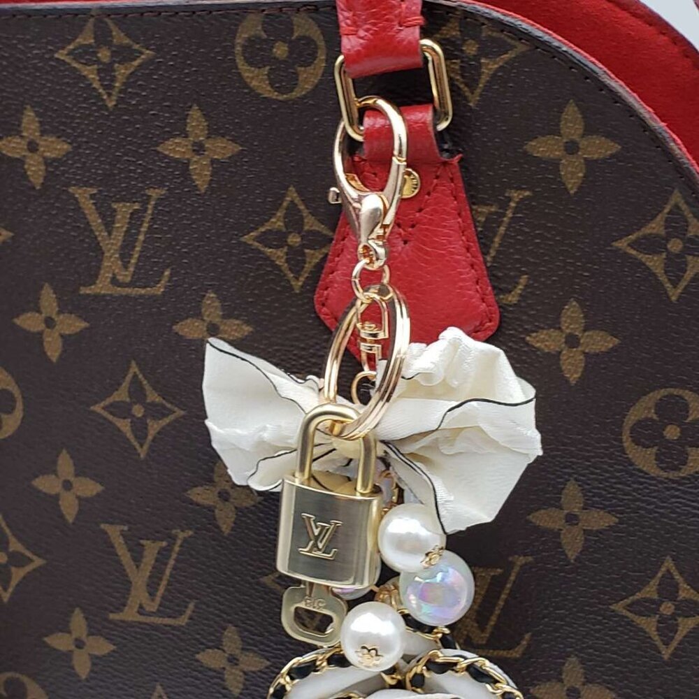 LV Gold Padlock Authentic 🔑 Luxury Bag Charm w/ Unbranded Flower Keychain - Picture 3 of 15